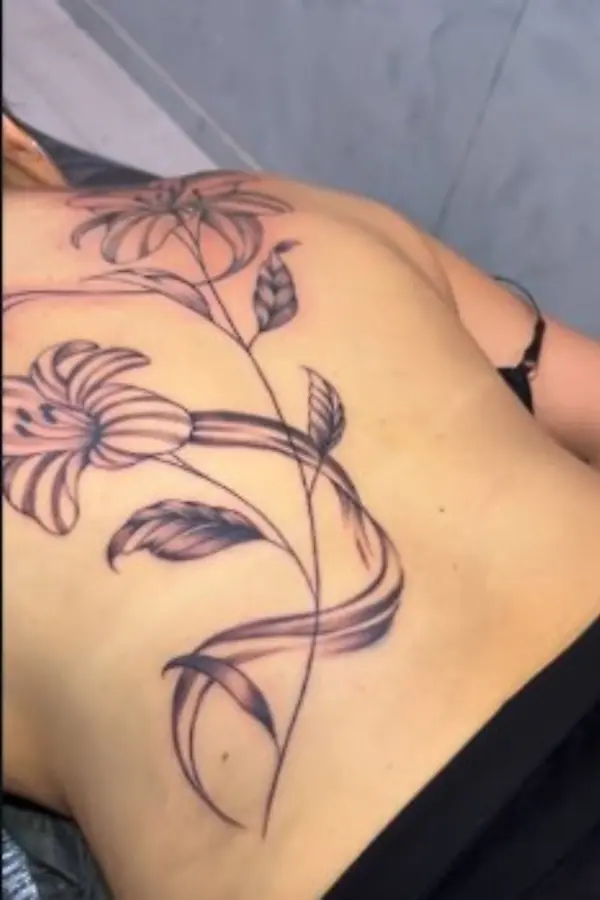 Tatuagem floral por Wagner Lopes